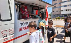 TRT Sinema Tırı'nda Miniklere Limonata İkramı