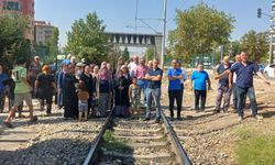 Mahalle halkı tepkili .Tren yolunu kapattılar