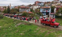 Anadolu köyünde Cumhuriyet coşkusu: Yaşlısı genci bayraklarla yürüdü, halaylar çekti