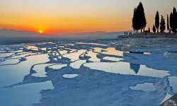 Beyaz travertenlerden antik kente: Pamukkale