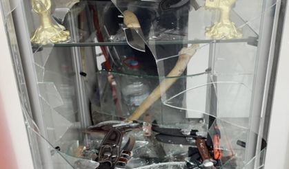 Bıçakçı Dükkanının Camı Kırılıp Binlerce Liralık Bıçak Çalındı