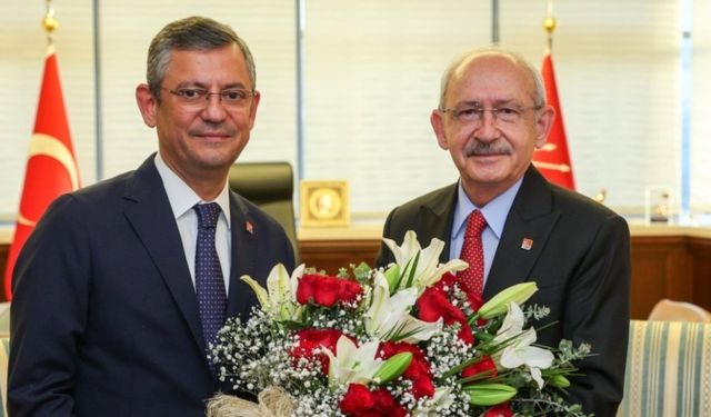 CHP’de devir teslim: Özgür Özel koltuğu devraldı
