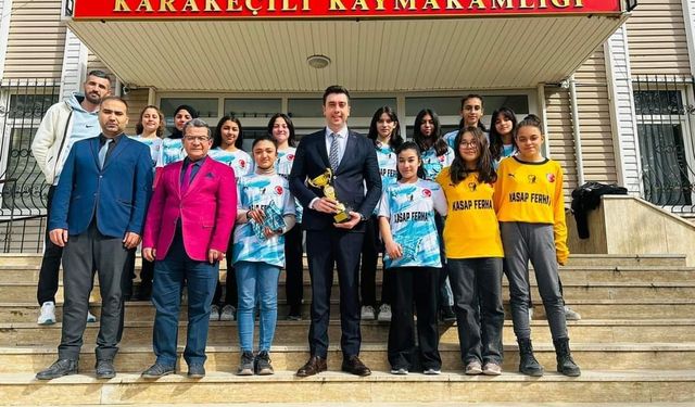 Atatürk Ortaokulu Şampiyonları, Kaymakam Uludağ'ı Ziyaret Etti