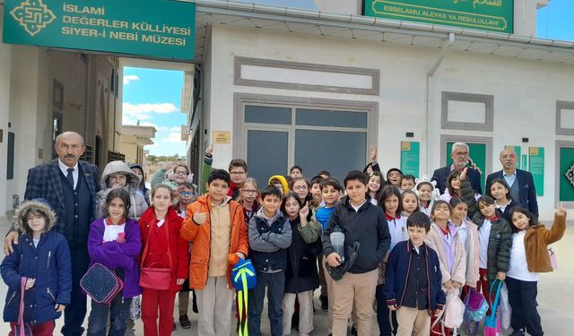 Mustafa Necati İlkokulu Öğrencilerden Külliye  Ziyaret