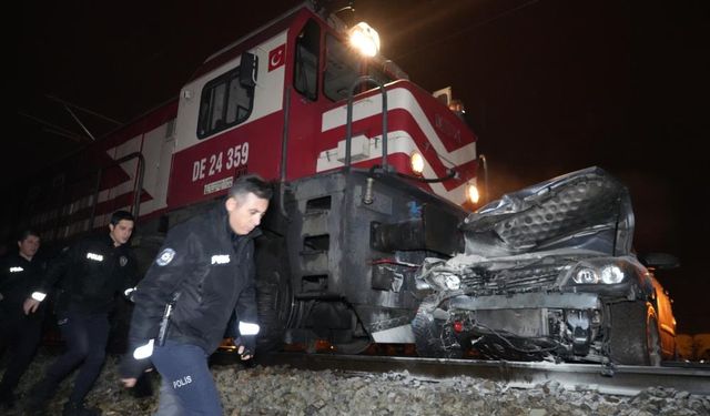 Tren otomobil'e çarptı: Sürücü canını son anda kurtardı