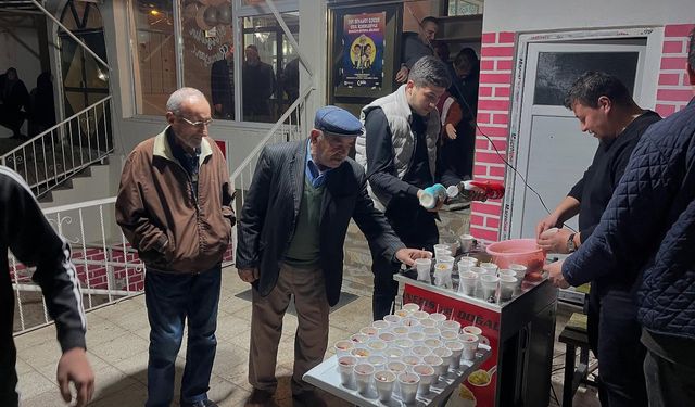 Sulakyurt’ta Teravih Sonrası Cemaatine İkram