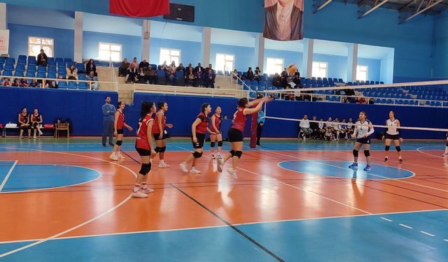 Küçük Kızlar Voleybol Heyecanı Sürüyor
