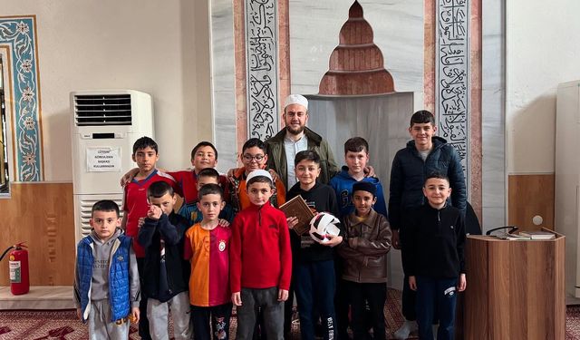 Minik Öğrenciden Gönülleri Isıtan Kur’an Başarısı