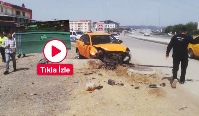 Ticari Taksinin Kaza Anı Kamerada: 2 Yaralı