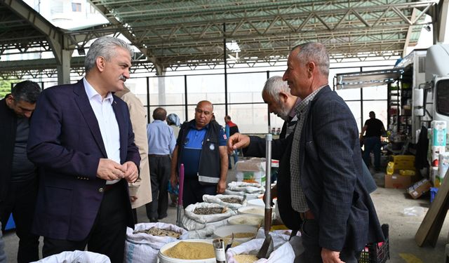 Vali Mehmet Makas’tan Cumartesi Pazarı’na Ziyaret