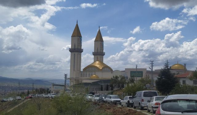 Külliyede Ailece Bahar Molası