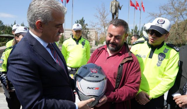 Kırıkkale'de Motosiklet Sürücülerine Kask Hediye Edildi