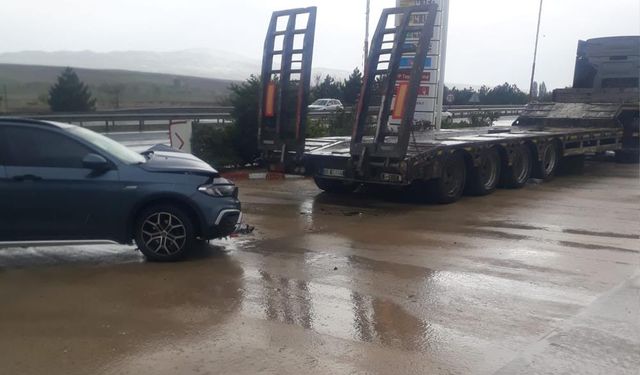 Kırıkkale'de Otomobil Park Halindeki Çekiciye Çarptı: 2 Yaralı