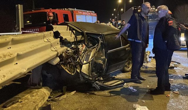 Tofaş Bariyere Ok Gibi Saplandı:1 Yaralı