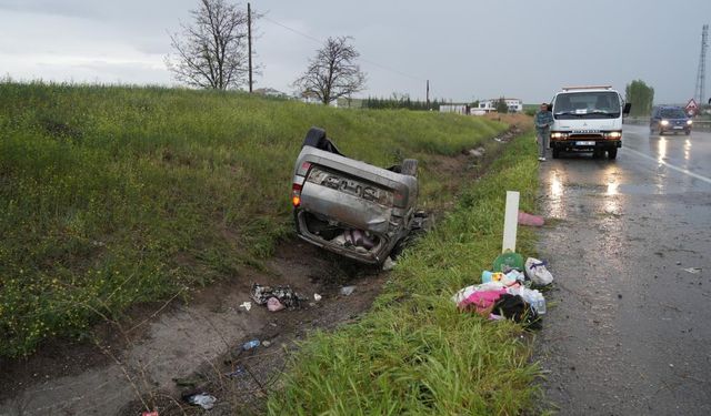 Yağmurun Etkisiyle Kayganlaşan Yolda Otomobil Takla Attı