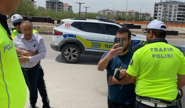 Plakasını Kapattı, Yakalanınca"Cenazemiz Var" Dedi