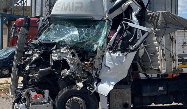 Tır Hurdaya Döndü, Sürücü Bu Kazadan Sağ Kurtuldu