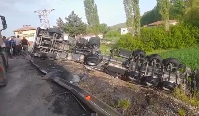 Tır Şarampole Devrildi, Sürücüsü Yaralandı