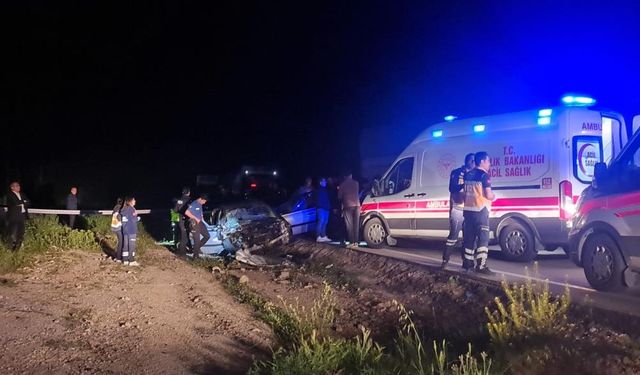 Otomobil İle Kamyon Kafa Kafaya Çarpıştı: 1 Ölü, 4 Yaralı