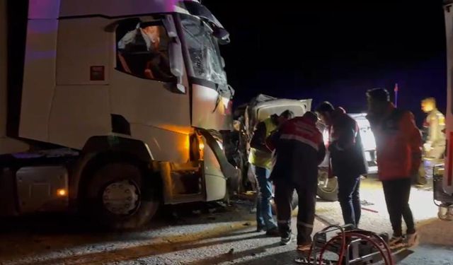 Tır ile Pikap Kafa Kafaya Çarpıştı: 1 Ölü