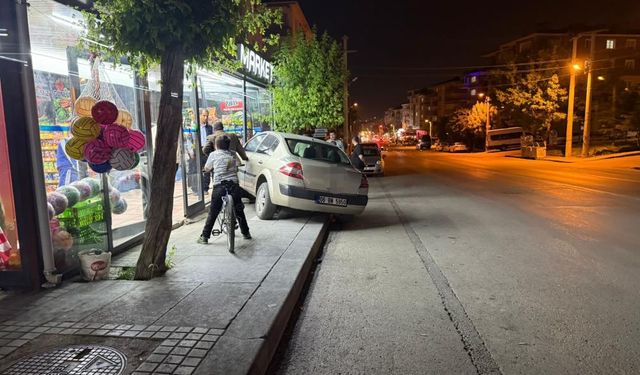Kontrolden Çıkan Otomobil Markete Daldı