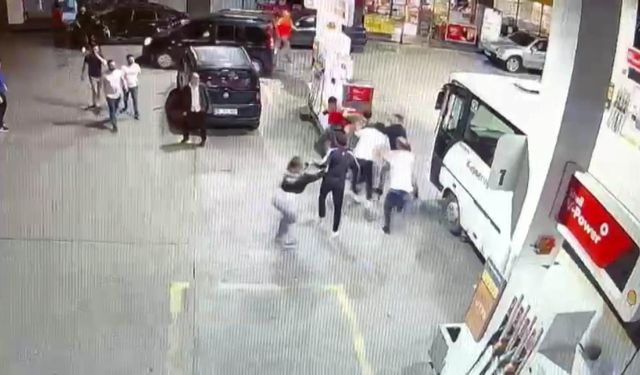 Yakınlarını Topladı, Benzinlik Çalışanını Hastanelik Etti