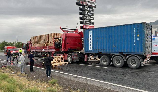 Tır Duraklayan Tıra Arkadan Çarptı: 1 Yaralı