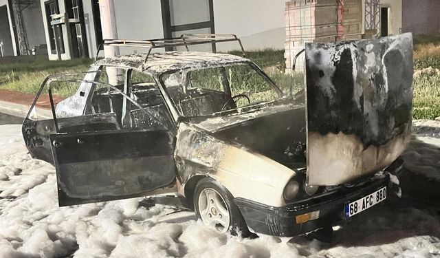 Yanan Otomobil Hurdaya Döndü