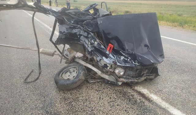 Karşı Yönlerde Seyreden Tırla Otomobil Çarpıştı: 1 Ölü