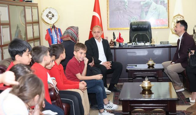 Minik Ziyaretçiler Sorularıyla Başkan Önal’ın Karşısındaydı