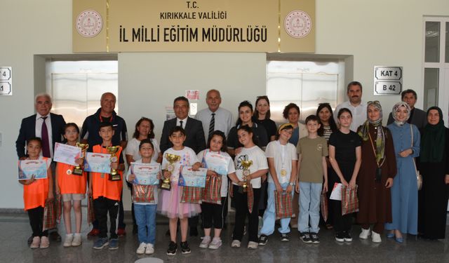 Şampiyon Öğrencilerden Millî Eğitim Müdürü’ne Ziyaret