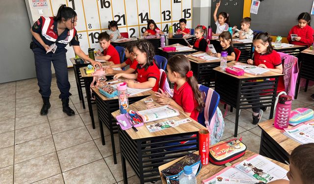 Jandarmadan Öğrencilere Çevre Haftasında Eğitim ve Hediye
