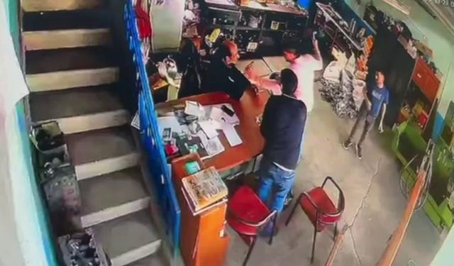 İki Esnafın Kavgasında Çekiçli Saldırı Kamerada