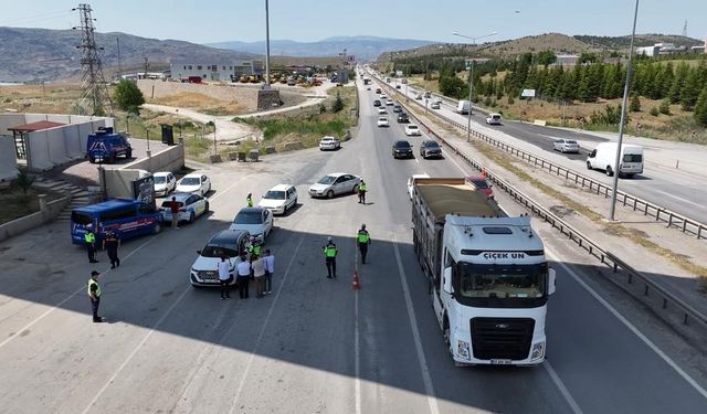 Tatilcilerin Bayram Yolcuğu Başladı: 43 Ilin Geçiş Güzergahında Sıkı Tedbir Alındı