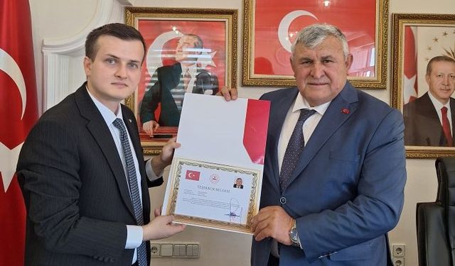 Başkan Erdemir’e Hizmet Takdiri
