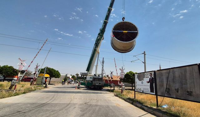 Bahşılı’da Dev Rafineri Siloları Vinçle Taşındı