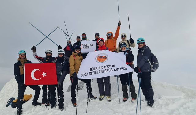Bozkır Dağcıları 5137 Metrede Ağrı Dağı Zirvesinde