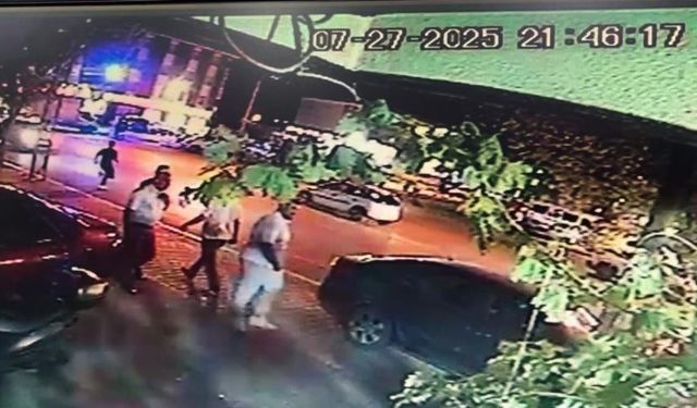 Yola Fırlayan Çocuğa İki Otomobil Çarptı