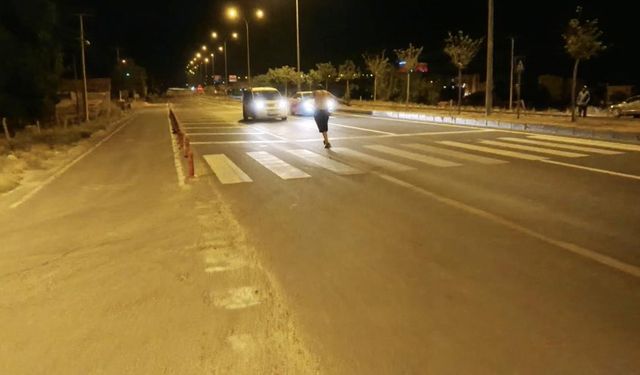 Yarı Çıplak Halde Yola Çıkan Şahıs Kazaya Davetiye Çıkardı