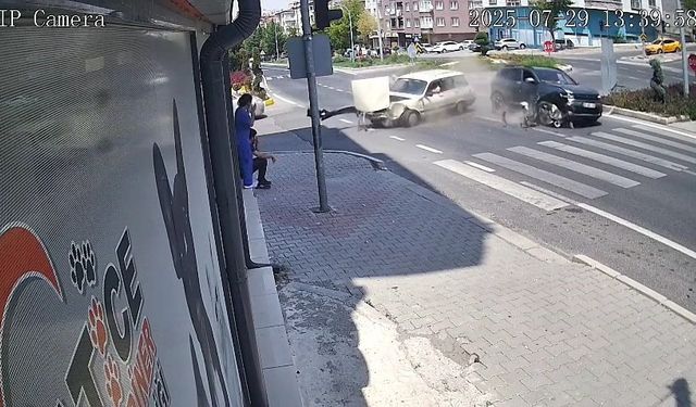 Kaza Anı Kamerada: Vatandaşın Rahat Tavırları Dikkat Çekti