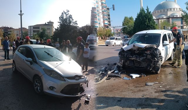Kırıkkale’de İki Araç Kafa Kafaya Çarpıştı