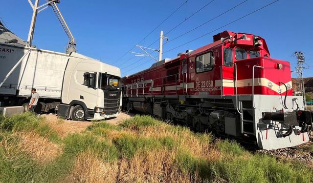 Kırıkkale'de Hemzemin Geçitte Yük Treni Tıra Çarptı