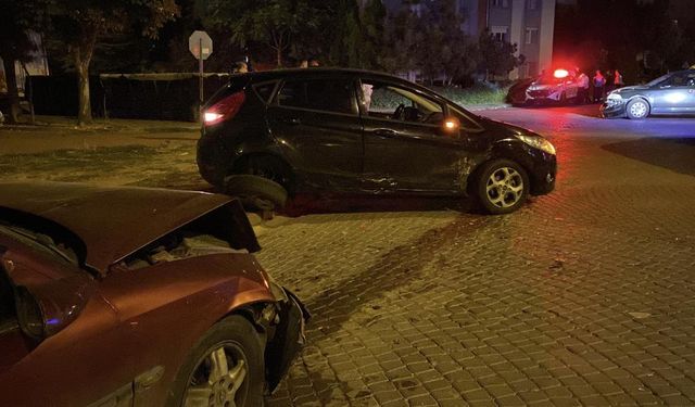 Çarpışan Araç Savrulup Park Halindeki Araca Vurdu