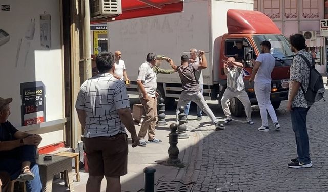 Sopalı Yumruklu Yol Kapatma Kavgası Kamerada