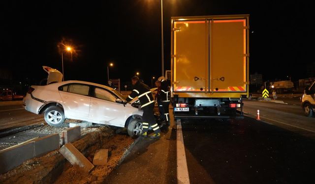 Kırıkkale'de Kargo Kamyonu ile Otomobil Çarpıştı