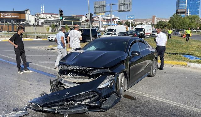 Dikkatsizlik Kazaya Neden Oldu: 3 Yaralı