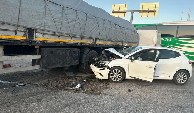 Kırıkkale'de Tırla Otomobil Çarpıştı: 2 Yaralı