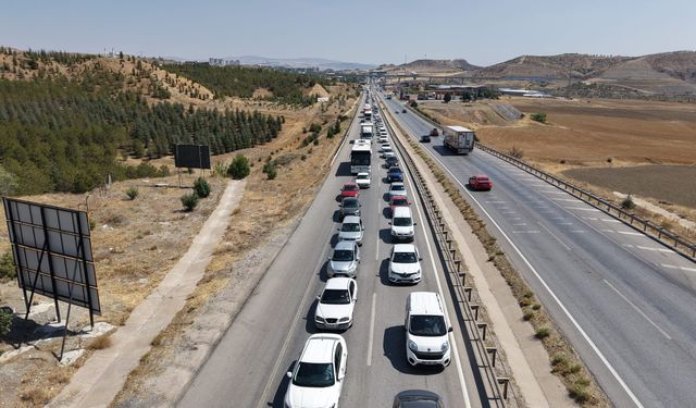 Kırıkkale’de Trafik Kilitlendi: Kilometrelerce Araç Kuyruğu