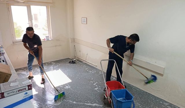 Temizlik ekibi kolları sıvadı