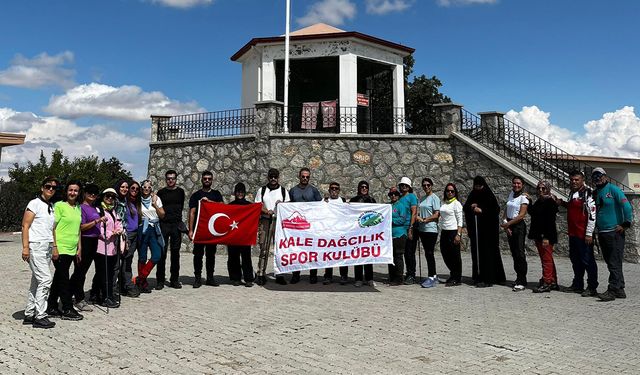 Kale Dağcılık Ekibi Sultan Tokuş Türbesi’ne Tırmandı
